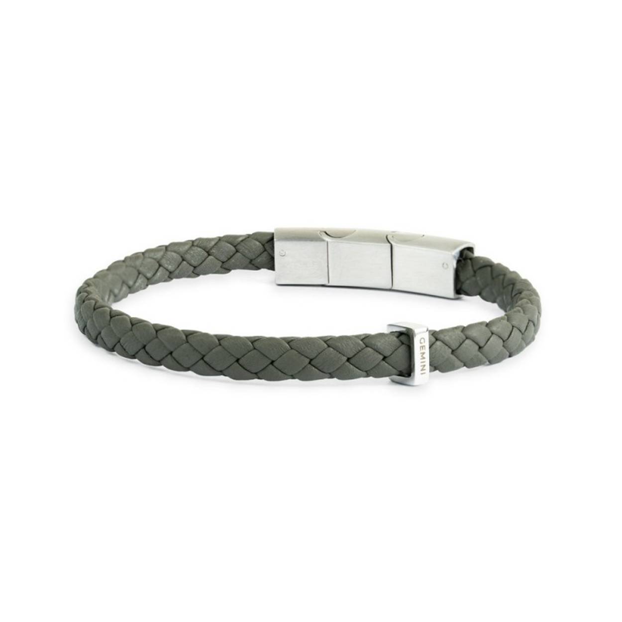 Deze Una Green armband is volledig gemaakt van hoogwaardig Italiaans nappaleer, afgewerkt met roestvrijstalen elementen. Het Italiaanse leer is ongelooflijk soepel en zacht. Verstelbaar van maat 20 naar 21

Italiaans Nappaleer staat wereldwijd bekend om zijn uitzonderlijke kwaliteit en luxueuze uitstraling. “Nappa” verwijst naar een specifiek type zacht leer gemaakt van de huiden van lammeren, geiten of schapen. De zachtheid wordt bereikt via een zorgvuldig looiproces en afwerking, resulterend in leer dat een genot is om aan te raken.

Het looiproces voor Italiaans Nappaleer is een cruciale stap in de productie ervan. Italiaanse leerlooierijen gebruiken vaak plantaardig looien of andere milieuvriendelijke methoden, wat niet alleen de kwaliteit van het leer verbetert, maar ook de milieu-impact vermindert.

Italiaanse luxemodehuizen en ontwerpers gebruiken vaak Italiaans Nappaleer in hun creaties.