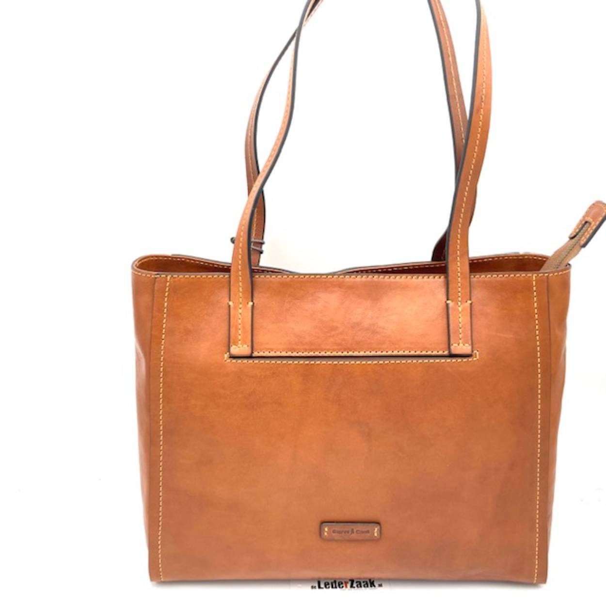 Misschien kent u nog wel The Bridge uit de jaren 80. In deze stijl hebben wij van Gianni Conti fantastische tijdloze tassen in diverse modellen.
Een tas welke gezien mag worden is bv deze shopper.
Voorzien aan de buitenkant aan de achterzijde met een rits. De voorzijde is voorzien van een handig steekvak. De binnenkant is voorzien van diverse vakken, steekvakken en ritsen.
De bodem is voorzien met vier voetjes.

Afmetingen:
Hoogte 27cm x breed 32cm x diep 10cm