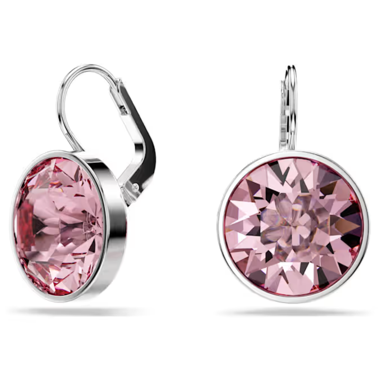 Geef uw outfit elke dag een kleuraccent met deze betoverende oorstekers. De sieraden met rhodium toplaag komen tot leven dankzij een roze kristal in Round-slijpvorm voor een romantische uitstraling. Deze oorbellen zijn een perfecte keuze om overdag en ’s avonds te dragen en kunnen worden gecombineerd met een bijpassende roze hanger.