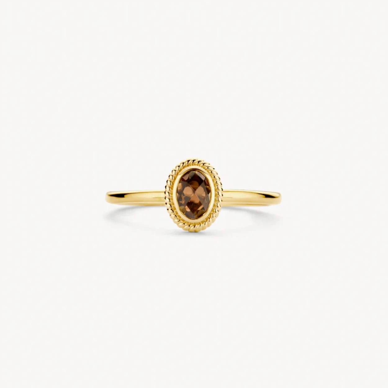 De parelmoer en pure kwarts in deze 14k geelgouden ring is gezet in een gladomzetting versierd met een speels kabelmotief. De band heeft een doorsnede van 1,3 mm en is matcht prachtig met ander (aanschuif)ringen uit onze collectie.