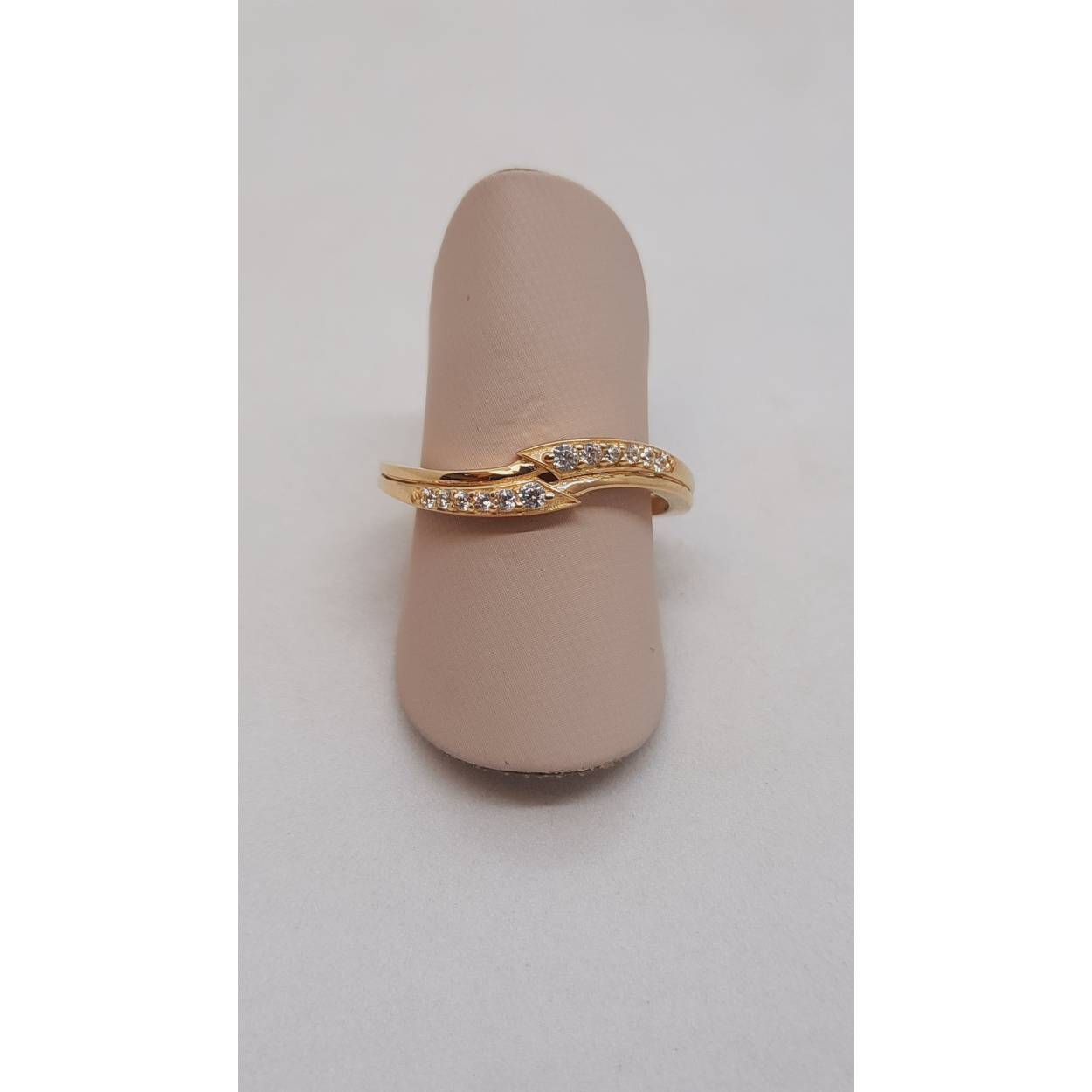 Deze elegante gouden ring modelnummer BREA-JOY-0004075 is vervaardigd uit 14 karaats goud en bezet met stenen. De ring glanst prachtig en heeft een modieuze maat 54. Het is een perfect accessoire voor speciale gelegenheden. Draag het op de ringvinger voor een klassieke uitstraling of combineer met andere ringen voor een trendy look.