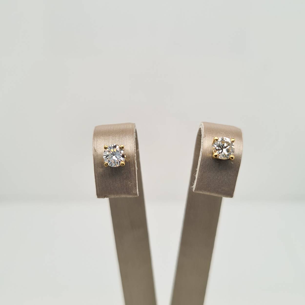 Prachtige 18 karaat gouden oorsieraden met diamant, 0.46crt. 