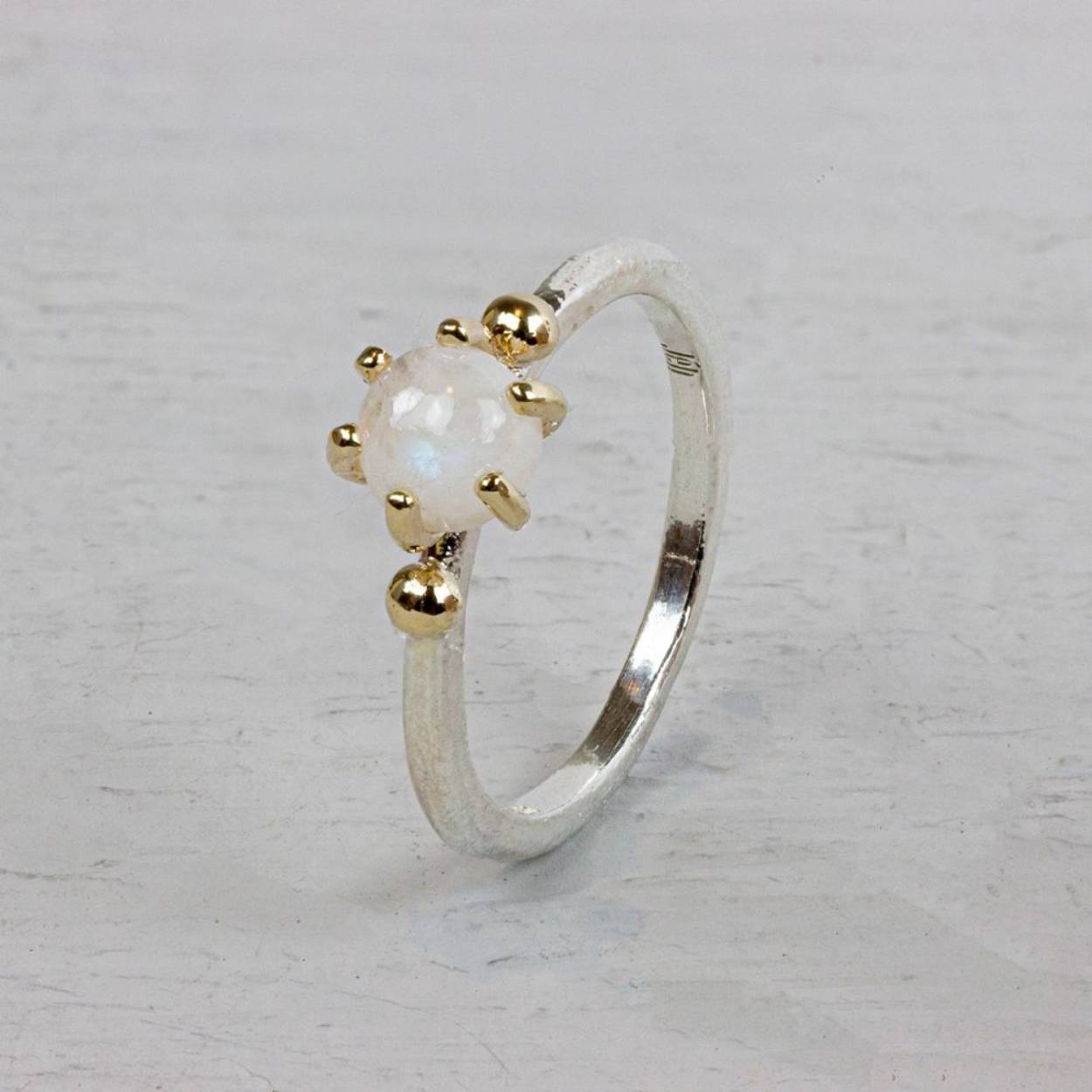 Ring van Jéh Jewels gemaakt van zilver en 9 karaat met een maansteen. Deze prachtige ring is gemaakt van 925 sterling zilver. Aan de bovenkant zit een Maansteen die wordt vastgehouden door 9 karaat. Deze ring is ideaal om te combineren.

Materiaal: 925 sterling zilver
De glans van 925 sterling zilver maakt het een gewild edelmetaal voor de vervaardiging van sieraden. Het bestaat uit 92,5% puur zilver en 7,5% koper. Puur zilver is een zacht en buigzaam materiaal, het koper in 925 sterling zilver zorgt voor de stevigheid. De sieraden van Jéh Jewels zijn nikkel vrij.

Materiaal: 9 karaat
De term karaat geeft aan hoeveel puur goud er per duizend delen in een sieraad zitten. Hoe hoger deze waarde, hoe meer goud. In een sieraad van 9 karaat zitten 337,5 delen goud.