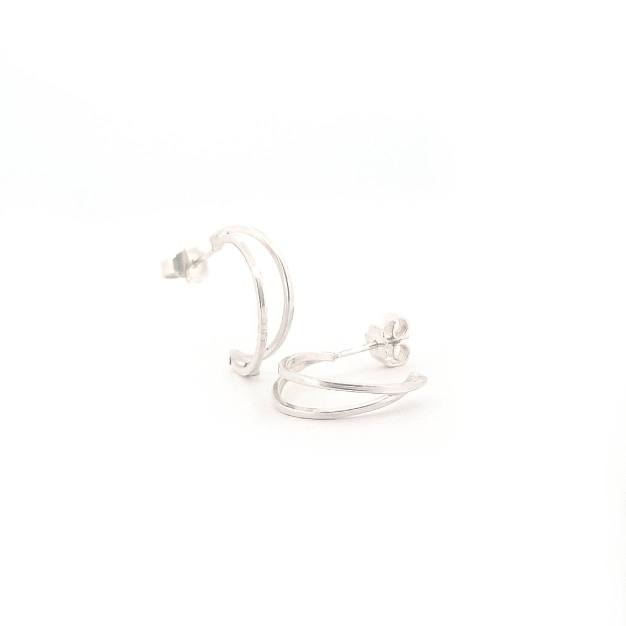Met een letterlijke twist zijn deze sieraden goed draagbaar en makkelijk te combineren. Een energieke twist van sierlijkheid die jou laat stralen. Elk sieraad wordt met de hand gemaakt in ons eigen atelier en ontstaat spontaan op gevoel. Jouw Twist is dus altijd uniek.

Maak een afspraak en kom deze sierlijke oorstekers eens passen! Of bestel ze gelijk, dan sturen we deze mooi verpakt naar je toe.