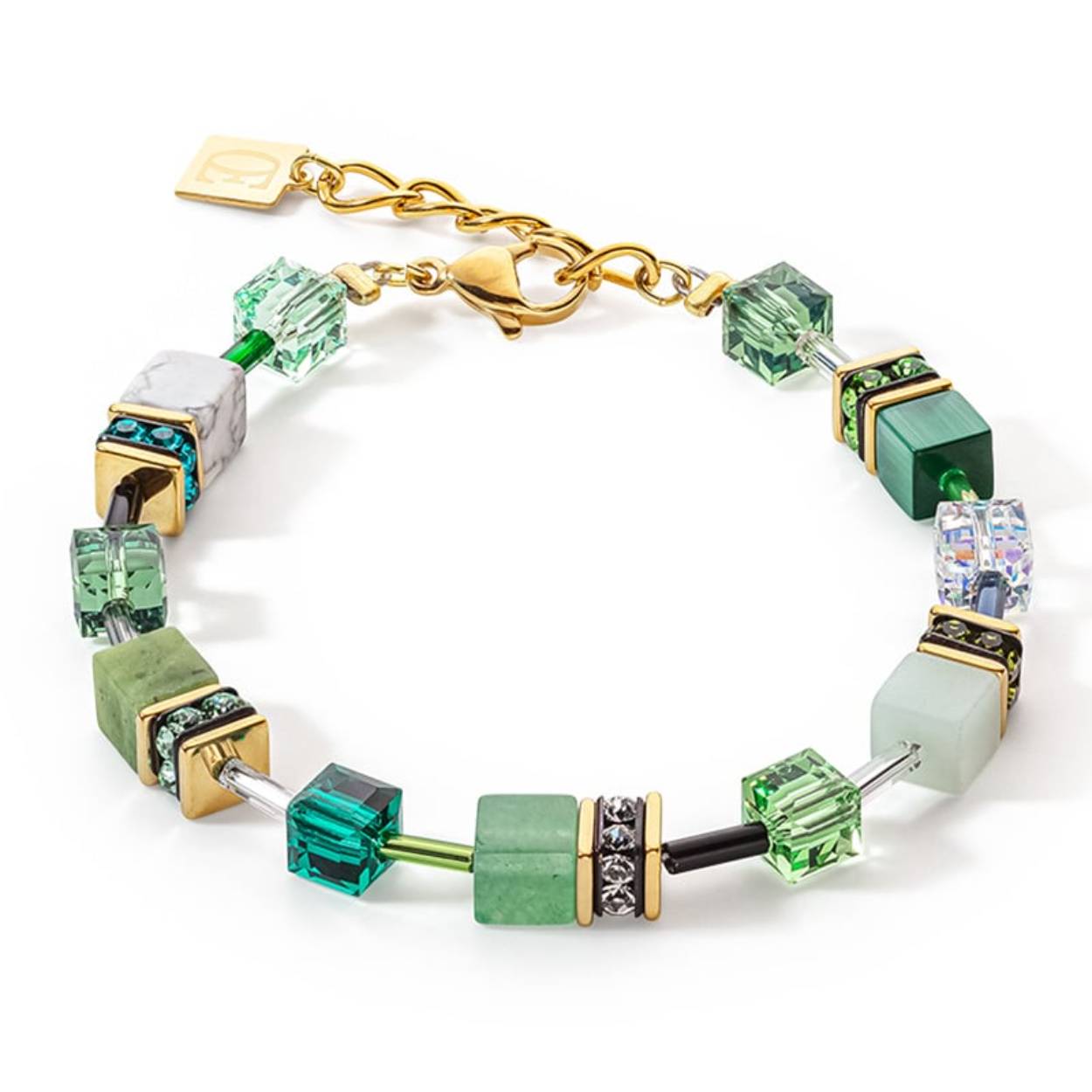 Glorieus groen GeoCUBE®-model met natuurstenen uit de collectie van Coeur de Lion, nieuw in geschenkverpakking. De vergulde armband is gemaakt van staal, geregen met natuursteen zoals groene aventurijn en geeft de drager een gevoel van harmonie. Gebruikte materialen zijn: groene aventurijn, amazoniet, howliet, nefriet, synthetisch tijgeroog, Swarovski® kristallen en strass rondellen geregen aan roestvrijstaal geelverguld.

Draaglengte van de armband is 18.5 cm + 3 cm verlengkettinkje, dus tot en met 21,5 cm, ook geschikt voor een stevige pols.
Dikte van het blokje is 0.6 cm 
Bijpassend collier en oorbellen zijn ook verkrijgbaar. 