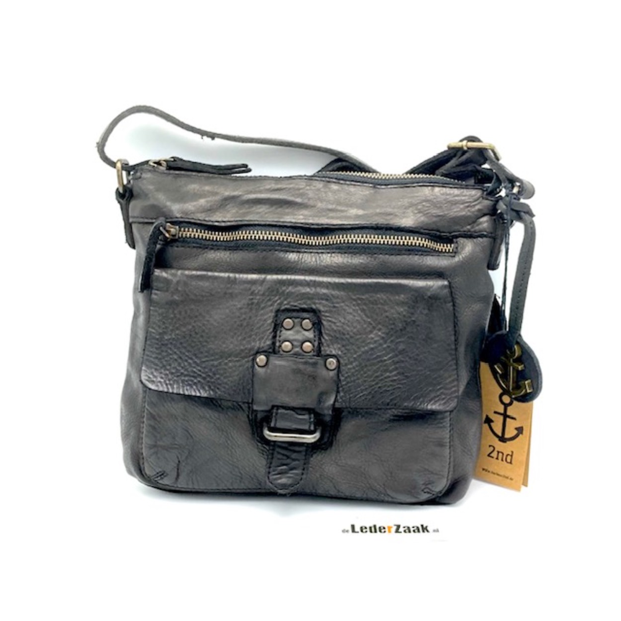 Handige cross body tas. De tas wordt afgesloten met een rits met hieronder een handig telefoonvak en binnenrits.
Aan de achterkant heeft u een rits om kleine spulletjes in op te bergen. Voorzijde is voorzien van een rits en steekvak.

Afmetingen:
Hoogte 24cm x breed 26cm x diep 5cm