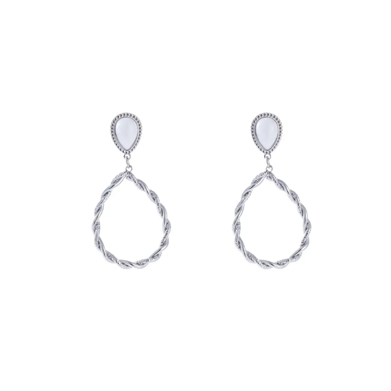 Van grote statement oorbellen tot klassieke oorringetjes of – knopjes - in onze collectie komen oorbellen in alle soorten en maten terug, maar steeds van mooie kwaliteit en in lijn met de laatste nieuwe trends.

Twisted drop stones