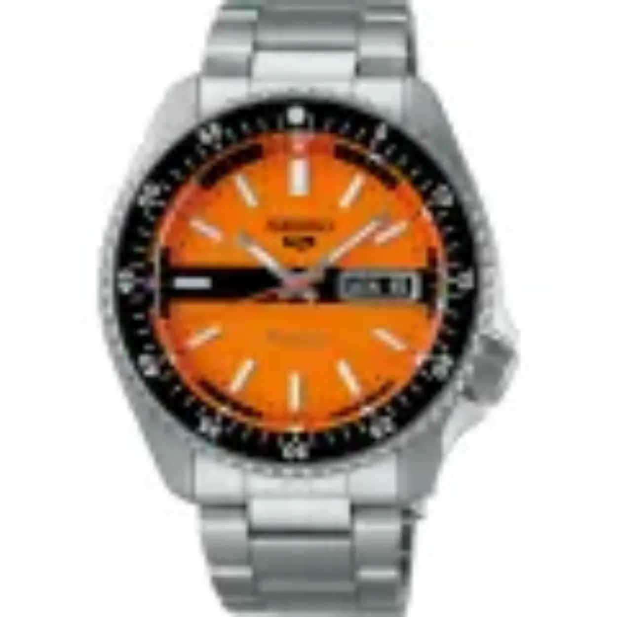 De Seiko 5 Sports New Double Hurricane SRPK11K1 combineert eigentijdse designelementen met een knipoog naar de Seiko 5 Sports-horloges van eind jaren zestig. Gebaseerd op de iconische 5126-6030, bekend als de "Double Hurricane", zijn de kast, de rand en het kleurenschema geïnspireerd op het originele model uit de jaren 60. Om het unieke karakter van dit horloge te benadrukken, is de achterkant van de kast gegraveerd met 'Special Edition'.