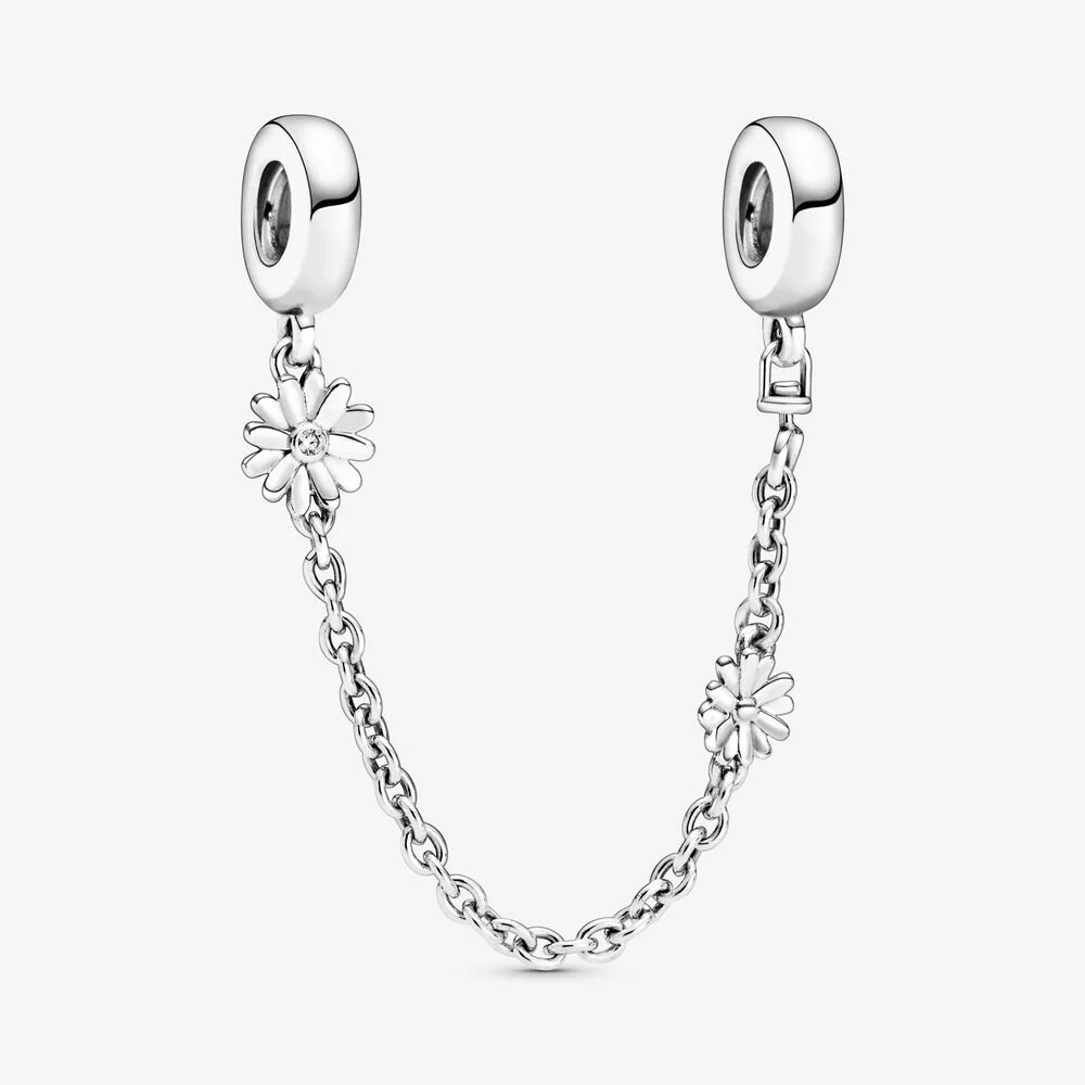 Houd je collectie lentebedels op hun plek met deze Pandora Moments-madeliefjes veiligheidsketting. Deze sterlingzilver veiligheidsbedel met twee verschillende maten madeliefjes, houdt al je bedels veilig op hun plek aan je Pandora Moments-armband en geeft het geheel een frisse en stijlvolle look. De veiligheidsketting met delicate madeliefjes is bezet met een enkele zirkonia voor extra glans hart en is ge&iuml;nspireerd op de kracht en hang naar vrijheid die het symboliseert. Draag met andere gebloemde bedels voor de ultieme lentelook.