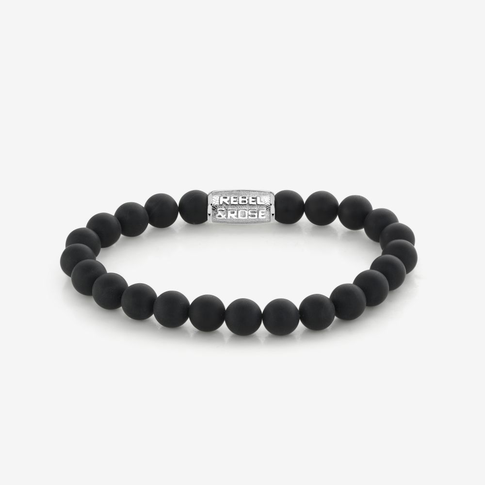 Edelstenen bead armband, handgemaakt van 8mm mat zwarte Onyx stenen met een zilverkleurige sluiting. Het Rebel & Rose sieraad is makkelijk te combineren met andere zilveren, leren of kralenarmbanden.