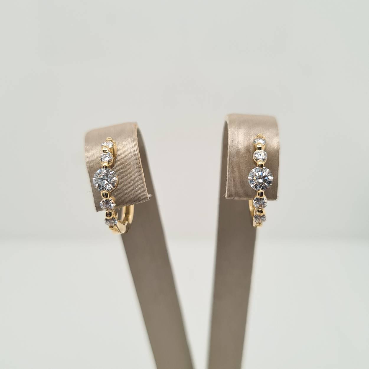 Prachtige 14 karaat gouden oorbellen met diamant, 0.51crt. 