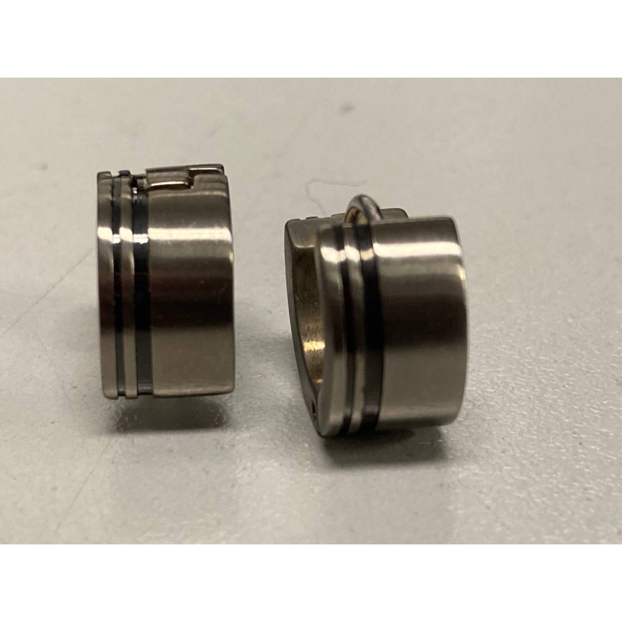 titanium oorringen met zwarte streep