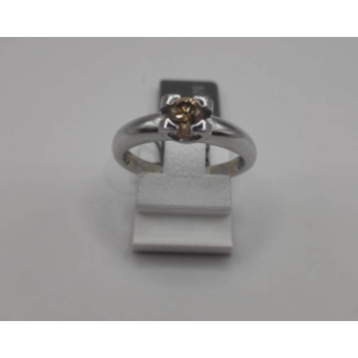 Wit gouden ring met diamanten