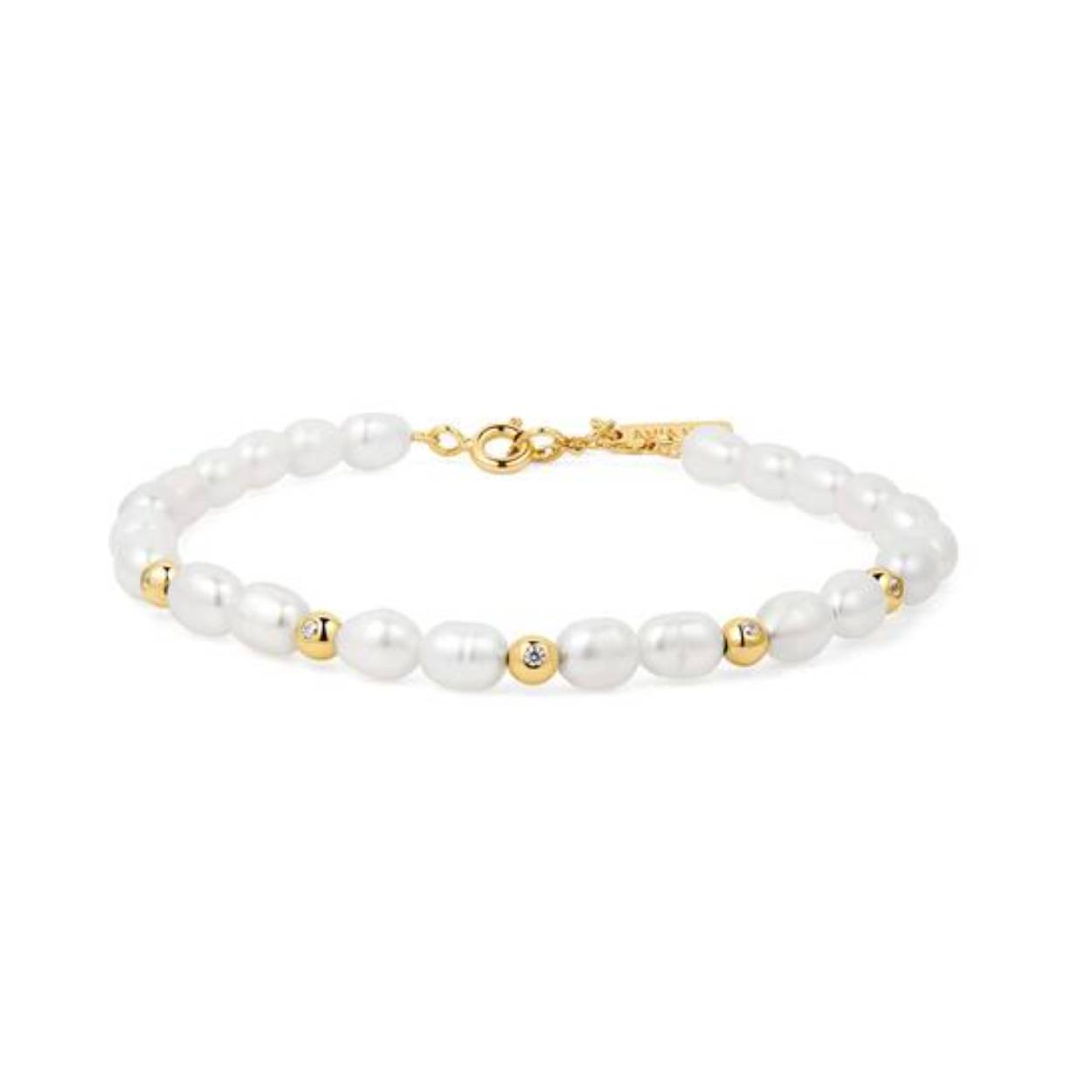 Ga voor tijdloze elegantie als je kiest voor onze zoetwaterparelarmband. Dit ontwerp neemt een klassieke vorm en vindt die opnieuw uit met een mix van parels en 14kt vergulde sterling zilveren kralen. Om een vleugje sprankeling toe te voegen, vind je de kubieke zirkonia bedekt op elke zilveren kraal.

HET MERK
Geïnspireerd door de laatste fashion trends is Ania Haie het toonaangevende sieradenmerk voor hoogkwalitatieve maar ook betaalbare zilveren sieraden, zonder op de kwaliteit in te leveren. Iedere collectie is gebaseerd op de laatste catwalktrends, waardoor Ania Haie snel tot hét sieradenmerk voor stijlbewuste consumenten is verkozen. Elk sieraad wordt ontworpen om te combineren met andere sieraden waardoor je je eigen look kunt creëren. Maar ook zijn Ania Haie sieraden opvallend genoeg om op zichzelf te dragen.

SPECIFICATIES
- Ania Haie
- Armband
- 925 zilver met gold/ rhodium plating
- Lengte 18,5cm
- AH B058-05G