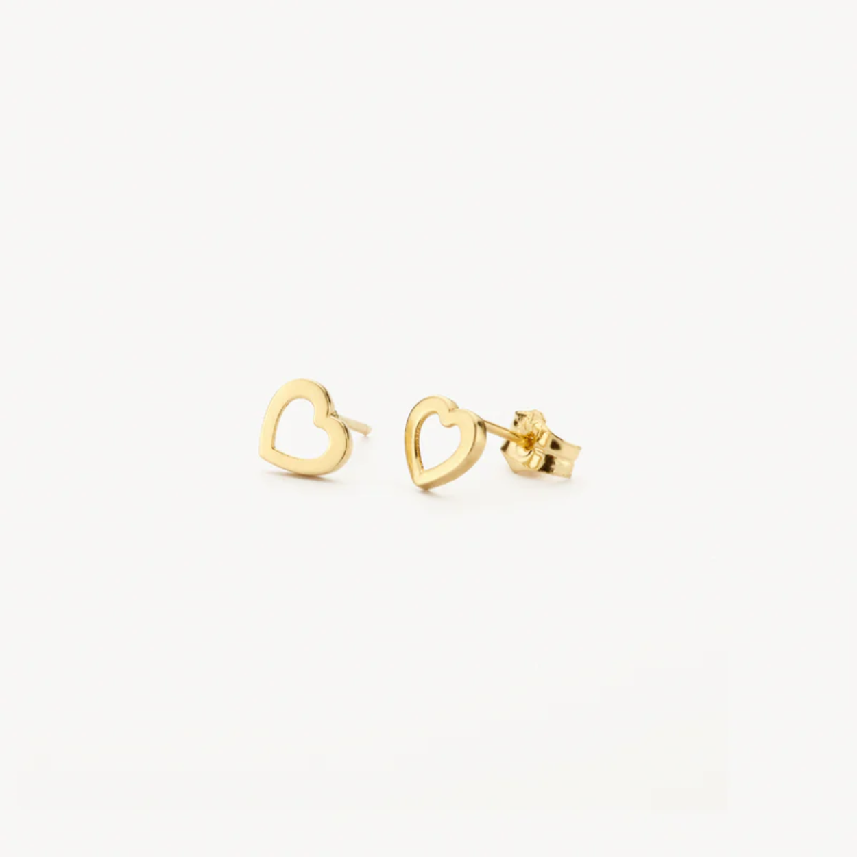 De hartvorm van deze 14k geelgouden oorknoppen maken ze tot een liefdevol statement. De oorknoppen sluiten met poussettes en ze zijn 6,4 mm breed en 5,8 mm hoog. Geef ze cadeau aan jezelf of schenk aan ze aan een geliefde ander.