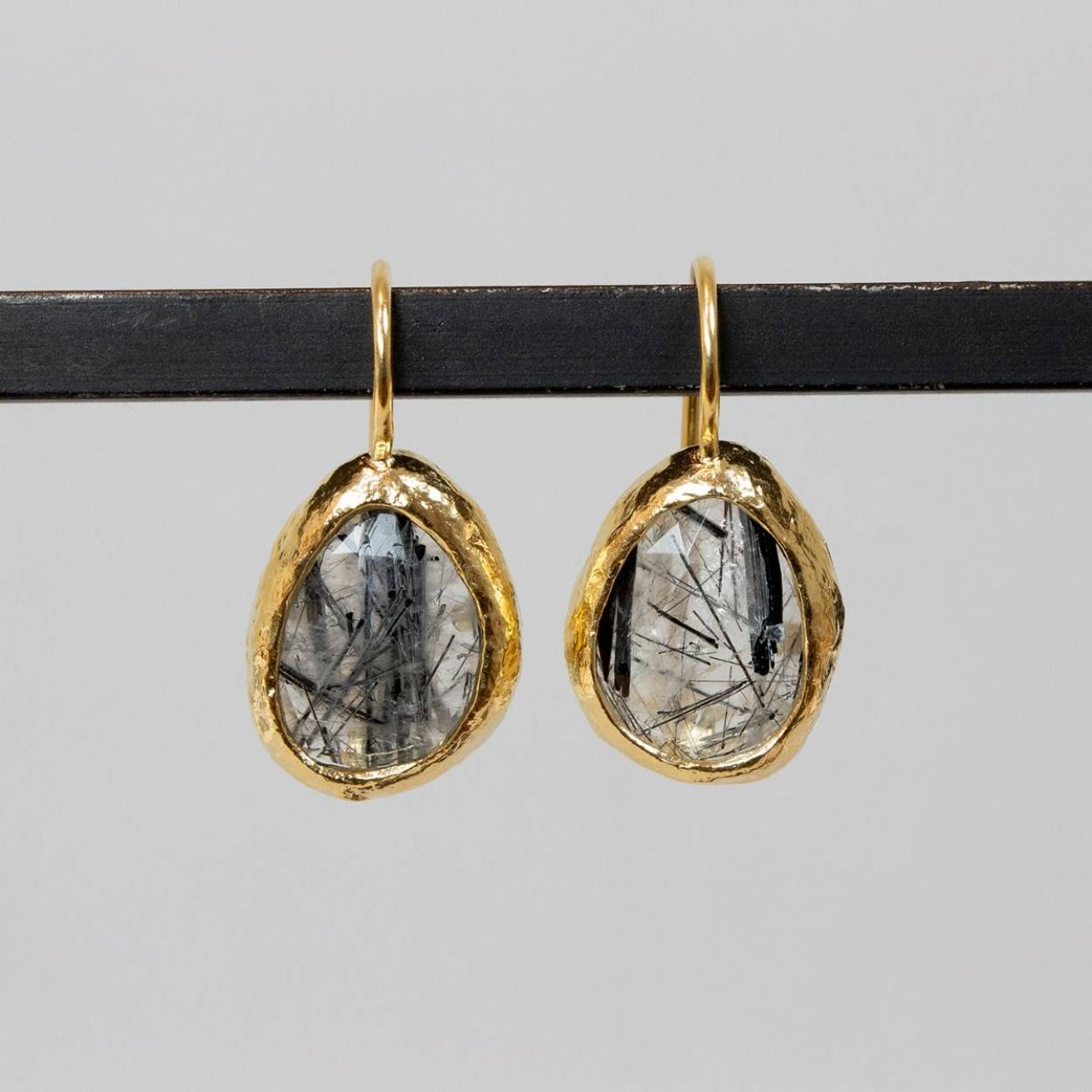 Zilver vergulde oorhangers met een rutielkwarts. Deze oorbellen draagt een rustgevend gevoel met zich mee. De hoeveelheid detail in deze steen is ongelofelijk. Hoe langer je er naar kijkt, hoe meer betoverd je raakt. 