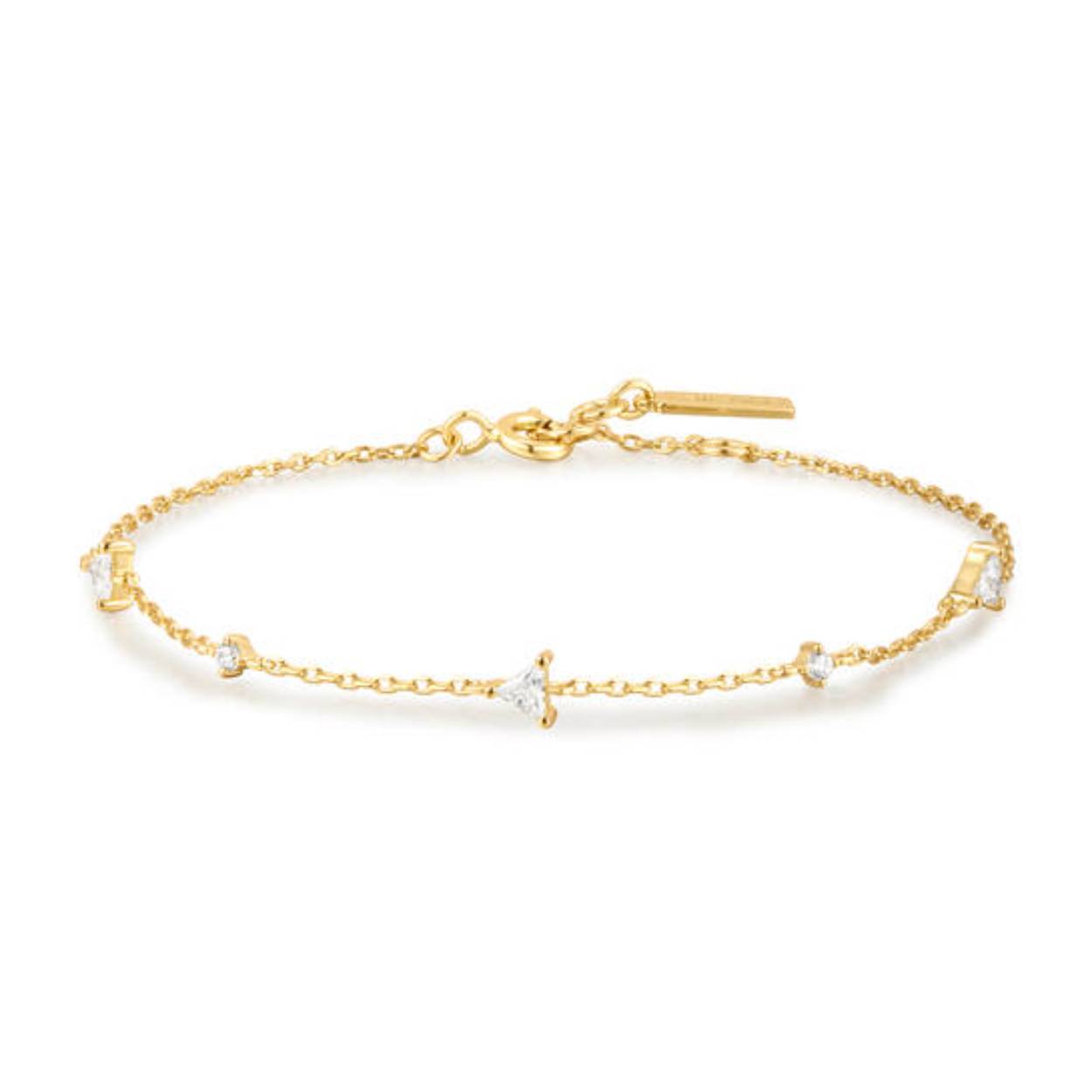 Geef je juwelengarderobe een nieuwe look met onze prachtige armband. Met verschillende driehoekige en afgeronde zirkonia steentjes is deze eigentijdse armband het perfecte stapelbare sieraad voor elke gelegenheid.

HET MERK
Geïnspireerd door de laatste fashion trends is Ania Haie het toonaangevende sieradenmerk voor hoogkwalitatieve maar ook betaalbare zilveren sieraden, zonder op de kwaliteit in te leveren. Iedere collectie is gebaseerd op de laatste catwalktrends, waardoor Ania Haie snel tot hét sieradenmerk voor stijlbewuste consumenten is verkozen. Elk sieraad wordt ontworpen om te combineren met andere sieraden waardoor je je eigen look kunt creëren. Maar ook zijn Ania Haie sieraden opvallend genoeg om op zichzelf te dragen.

SPECIFICATIES
- Ania Haie
- Armband
- Lengte 18,5cm
- 925 zilver met gold/ rhodium plating
- AH B059-03G