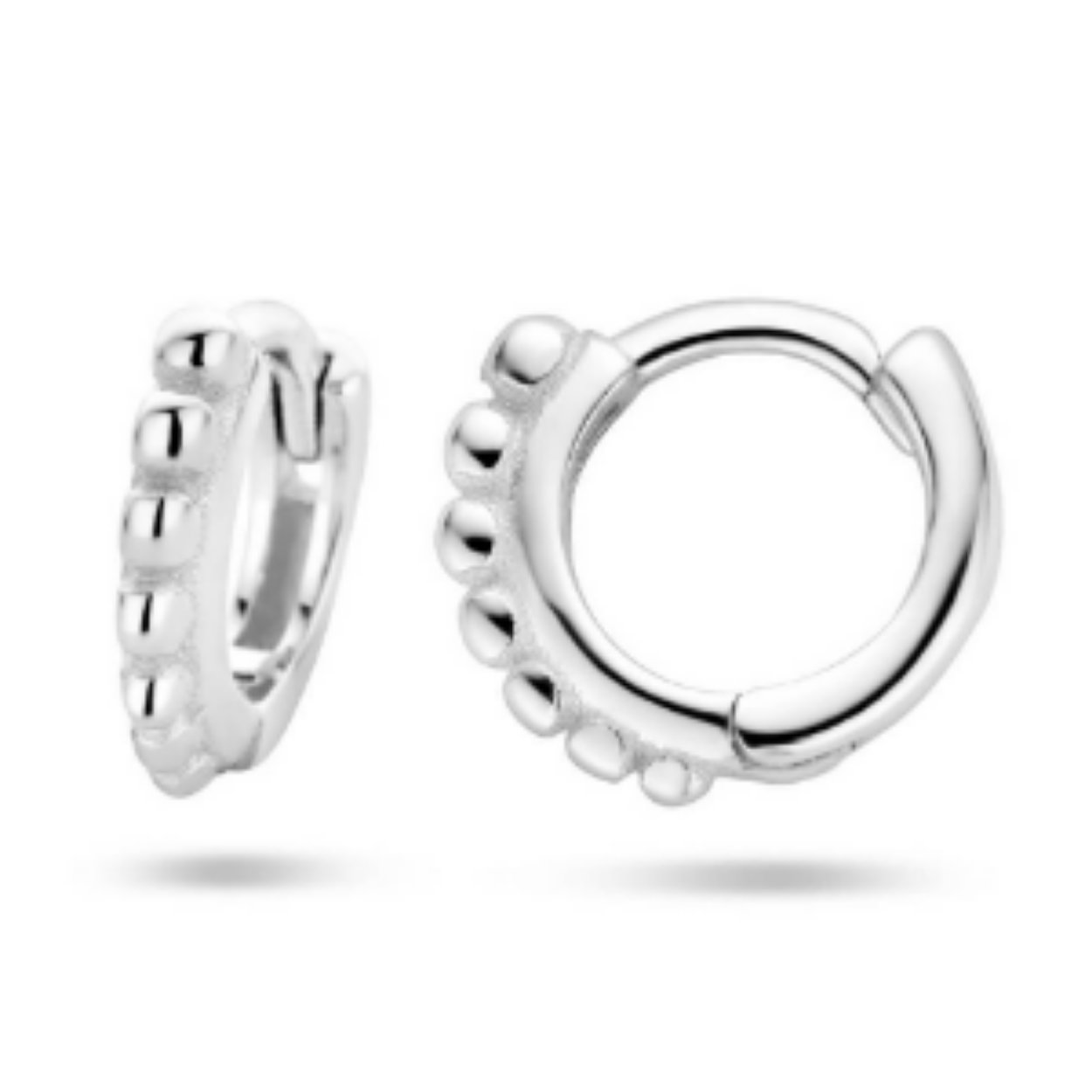Gerhodineerd 925 zilveren klapoorringen uitgevoerd met bolletjes van 2mm.