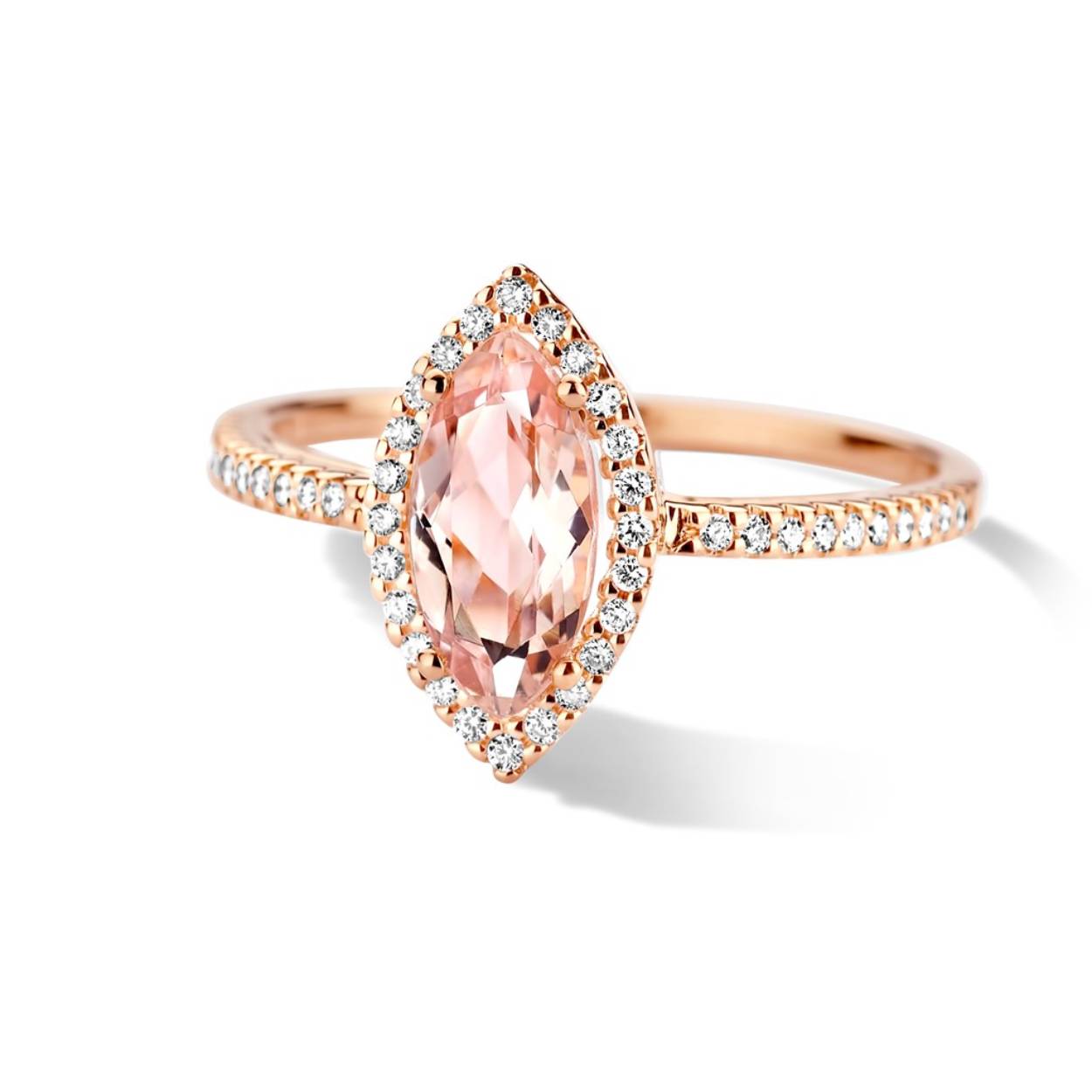 18 kt roségouden ring met briljant (0,18 ct) en perzikkleurige Morganiet
De bijhorende oorstekers en hanger zijn ook verkrijgbaar
De prijs kan variëren naargelang de goudprijs