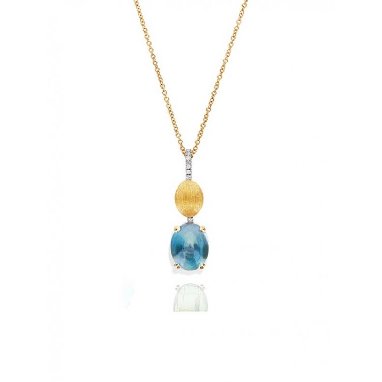 Verfijnde hanger van 18-karaats goud en diamanten, bekroond door een elegante Londense blauwe topaas. De verfijnde goudgravure speelt met het licht, reflecteert het suggestief en omarmt deze bijzondere steen als een schelp, waarmee de ontmoeting tussen natuur en vakmanschap wordt bezegeld.