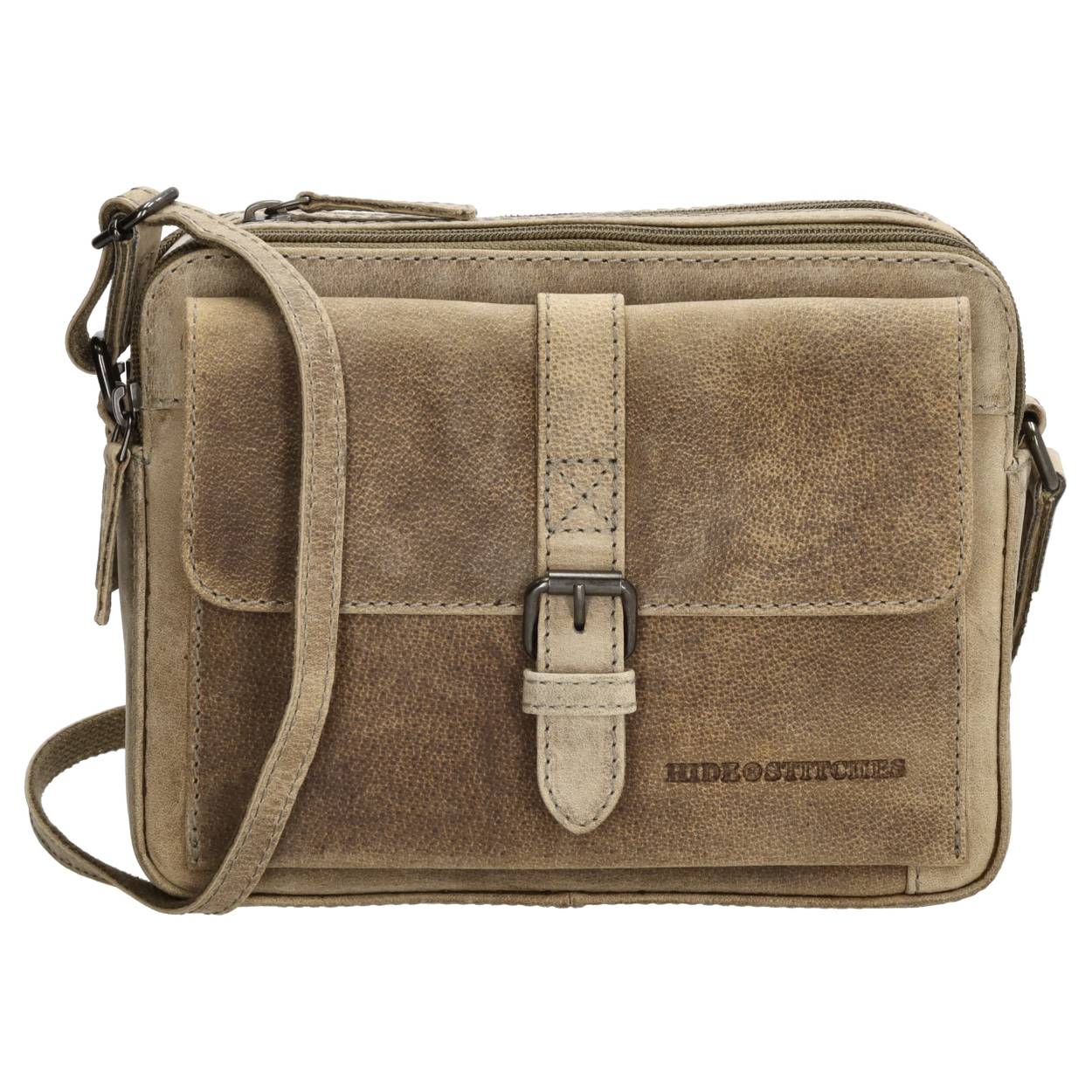 Deze leren schoudertas is echt een prachtig exemplaar. De tas krijgt een toffe uitstraling door het strak afgewerkte model. De ruit print aan de binnenkant geeft de tas een mooi detail. De schoudertas uit de Idaho collectie is van het merk Hide & Stitches. De tas bestaat uit een hoofdvak met ritssluiting en fijne voorvakjes en een achtervak. Zo neem je jouw essentials geordend met je mee. De schouderband is verstelbaar en afneembaar. Hangt deze prachtige schoudertas al bij jou in de kast?

De eigenschappen van deze schoudertas zijn: 

Hoofdvak met ritssluiting
Voor- en achtervak met ritssluiting
Verstelbare en afneembare schouderband