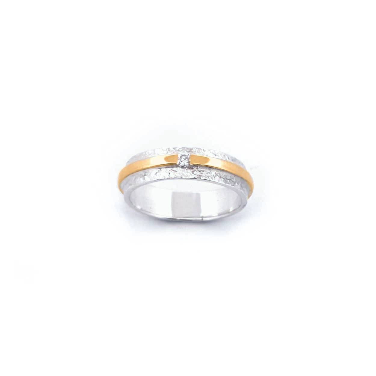 Fijne, organische ring met een moissaniet.
De gouden ring omarmt de zilveren ring en is het perfecte kado om te geven als je bijv. een aanzoek wilt doen.
Het contrast tussen de ruwe structuur van het zilver en het glanzen van het goud maakt deze ring zo bijzonder.

Maak een afspraak en kom deze ring passen! Of bestel haar gelijk, dan sturen we deze mooi verpakt naar je toe.