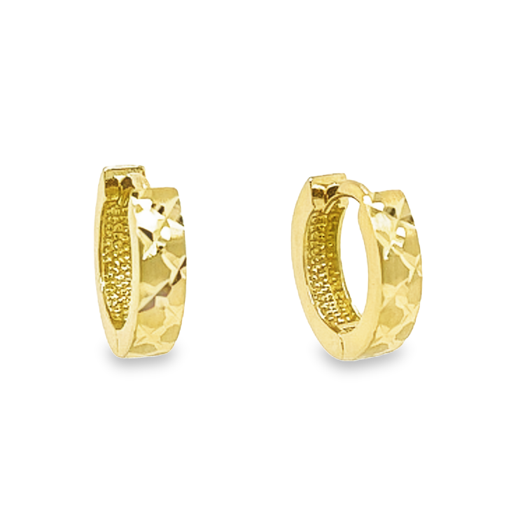 Deze 14-karaats geel gouden oorringen zijn op een bijzondere wijze bewerkt. Het patroon op de voorzijde schittert met het licht mee. Deze oorringen zijn perfect voor iemand wie houdt van geelgoud.