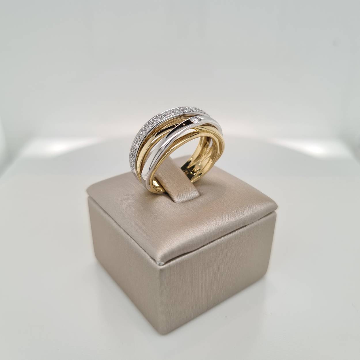 Prachtige 14krt bicolor gouden ring met diamant, 0,30crt H Si. De maat van de ring is 55 (17,5). Heeft u een andere maat, neem dan gerust contact met ons op.