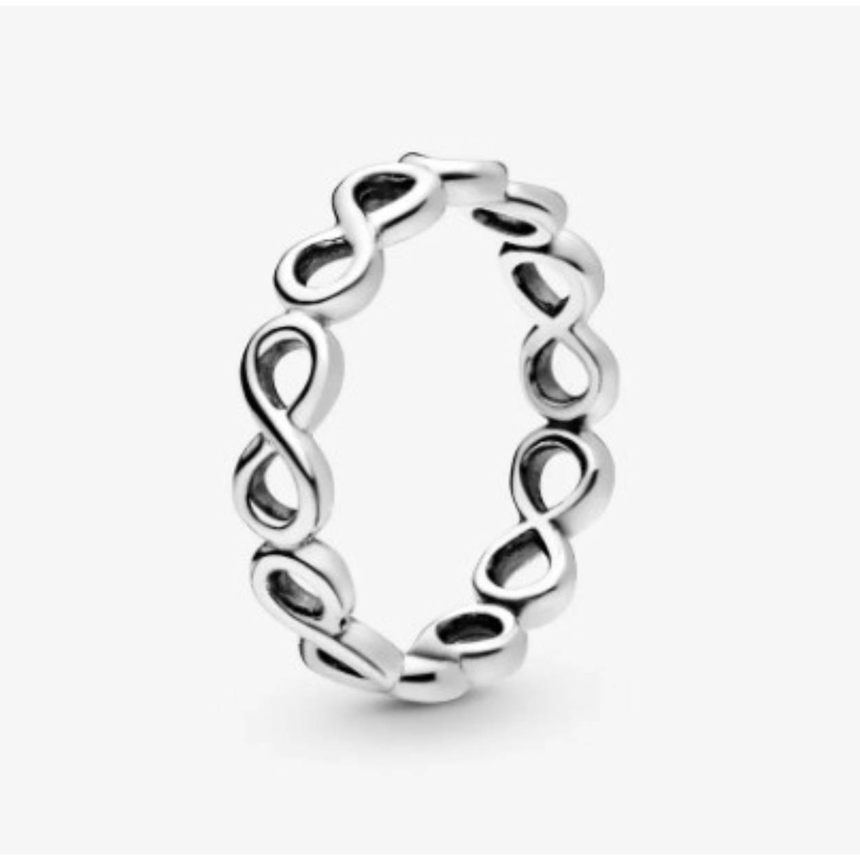 Wordt deze ingetogen bandring jouw nieuwe lievelingssieraad? Deze ring is gemaakt van ons eigen metaal sterlingzilver en uitgevoerd in de vorm van opengewerkte oneindigheidssymbolen die zich elegant om je vinger wikkelen. De eenvoudige stijl is op zichzelf prachtig, maar kan ook heel mooi worden verwerkt in een persoonlijke ringstapel. Of geef de ring cadeau aan een dierbare om te laten zien hoe goed je haar kent – voor altijd.