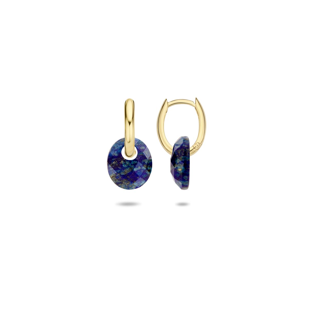 Hou je van speels en stylish? Dan zijn deze natuurstenen oorbedels iets voor jou. De ovaalvormige bedels zijn gemaakt van lapis lazuli met facetslijpsel. Ze zijn 12 mm hoog en passen om oorringen met maximaal 3 mm doorsnede. Prachtig samen met gouden oorbedels van Blush.