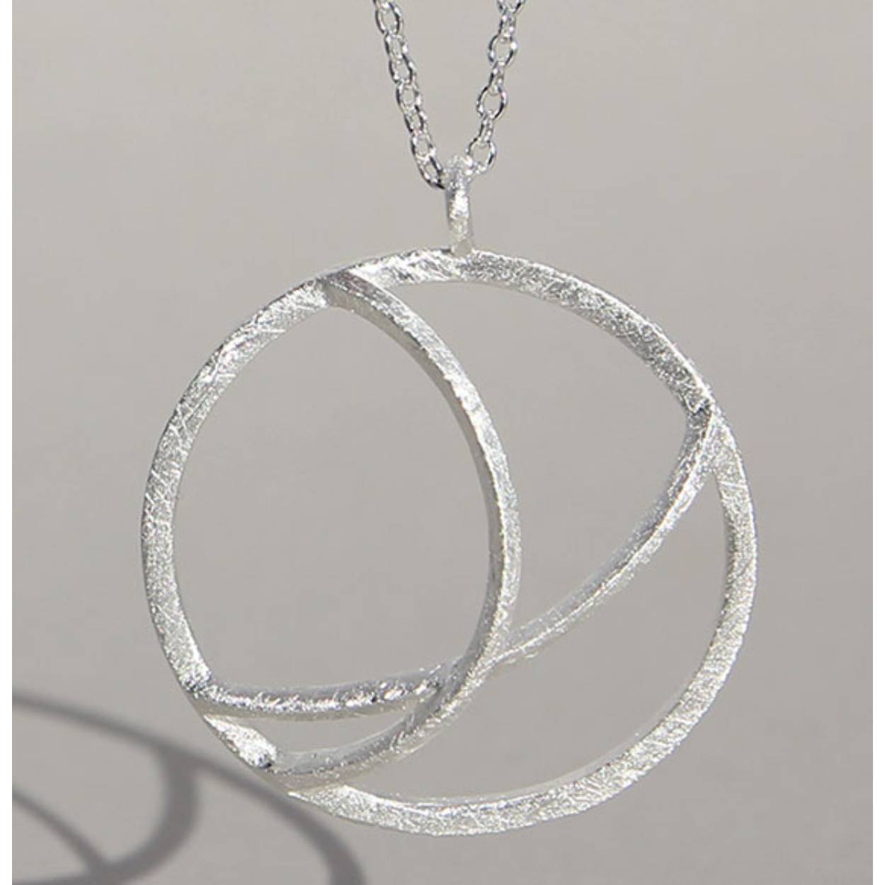 zilveren collier met hanger uit de serie "Brücke"