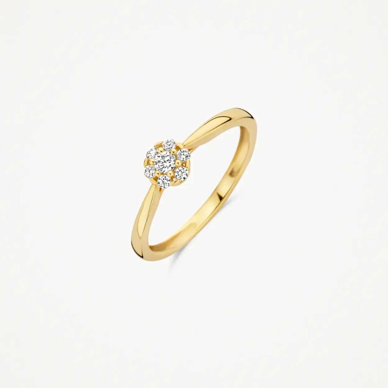 Sprankelende zirkonia’s in pavé-zetting met een totale doorsnede van 5,5 mm sieren deze 14k geelgouden ring. De band heeft een doorsnede van 2 mm. Mooi in combinatie met andere sieraden met zirkonia uit onze collectie. 