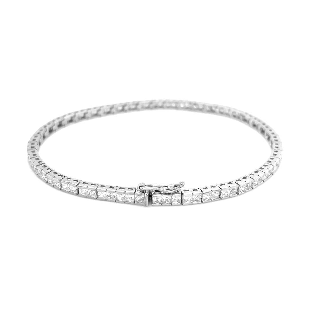 Deze 925 zilveren tennisarmband bestaat uit een rij van baguette geslepen zirkonia stenen. De zirkonia stenen schitteren mooi wit van kleur wat erg goed combineert met de kleur van het zilver. Dit sieraad is voorzien van een rhodium laag, dit zorgt ervoor dat de kleur langer mooi blijft. Lengte van de armband is 19cm. De armband is voorzien van een baksluiting met een extra veiligheidsachtje.