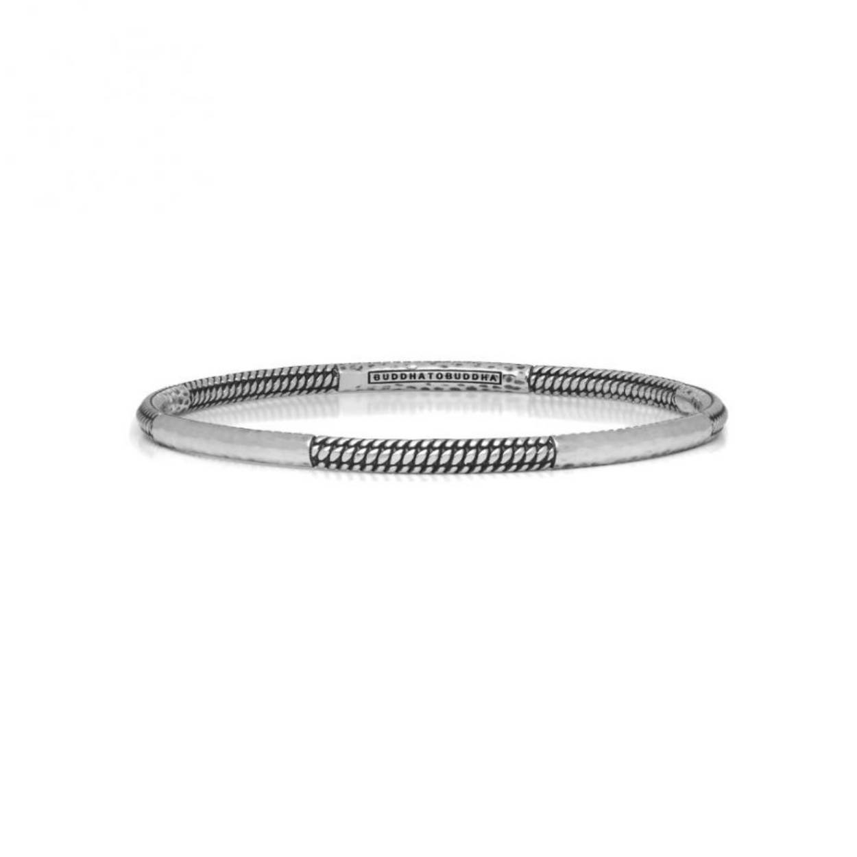 De Dunia armband is een verfijnde bangle uit onze Refined collectie. Het design is gebaseerd op onze iconische Ben schakel, afgewisseld met glanzend gehamerde structuur. De armband is vervaardigd uit 925 sterling zilver en laat zich perfect combineren met andere bangles uit de Dunia range.