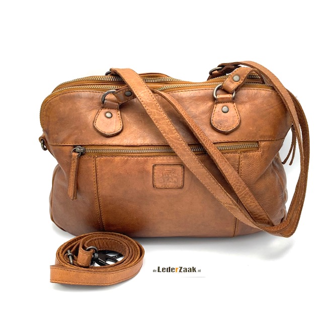 Schoudertas voorzien van twee topritsen. Voor en achterzijde een rits.Tevens een lange draagriem om ook de tas crossbody te kunnen dragen. Aan de binnenkant een ritsvak en 									
steekvak en extra binnenrits aan de binnenkant.
Afmeting 33 x 25 x 10 cm.