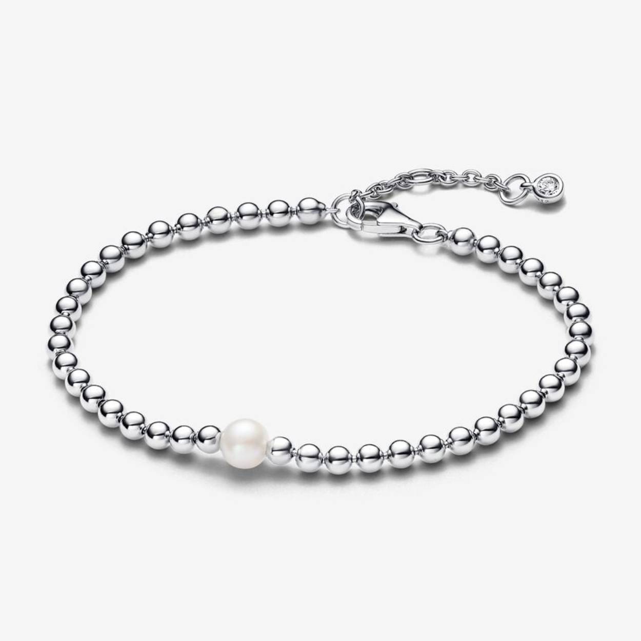 Omarm de glans met onze sterlingzilveren armband met behandelde gecultiveerde zoetwaterparel en kralen. Een centrale parel, omringd door gepolijste metalen kralen, vangt de essentie van Pandora Timeless. Een vleugje sprankeling van een zirkonia glanst bij de karabijnsluiting en geeft een subtiele glans. Behandelde gecultiveerde zoetwaterparels zijn veelzijdig en symbolisch en belichamen schoonheid, wijsheid en liefde. Houd er rekening mee dat elke behandelde gecultiveerde zoetwaterparel uniek is en kan variëren in grootte en kleur; normaal slijtage kan optreden bij dit materiaal. Onze gecultiveerde zoetwaterparels worden behandeld met bleekmiddel en glansverbetering.