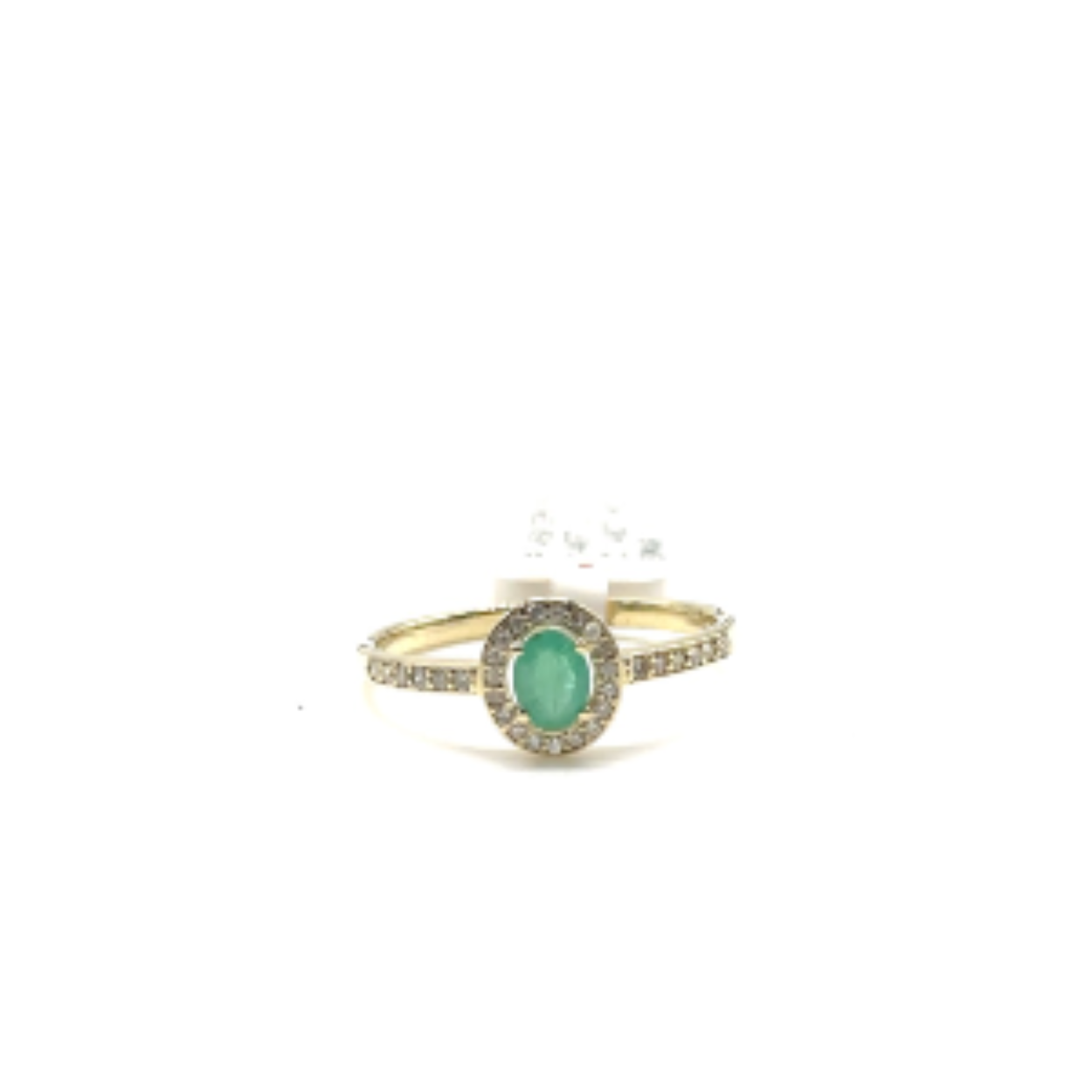 Dit type ring noemen we een Halo solitaire ring, hierbij worden rondom de middensteen in een open zetting allemaal kleine edelstenen gezet. Deze ring uitgevoerd in 14 karaat goud heeft een ronde smaragd steen met diamanten. 

Doordat de ring met de hand gemaakt wordt in ons eigen atelier beneden, kunnen wij deze aanpassen zoals jij in gedachten hebt. Dit sieraad wordt speciaal voor jou gemaakt door onze meester goudsmeden in ons eigen atelier.