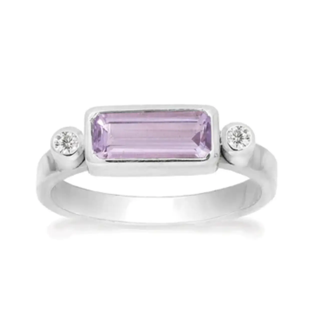 Ring - Petite Octagon
80703002-52

Deze sterling zilveren ring heeft een mooie 10 x 4 mm amethist octagon facetgeslepen en aan beide kanten een 2 mm ronde zirkonia.
