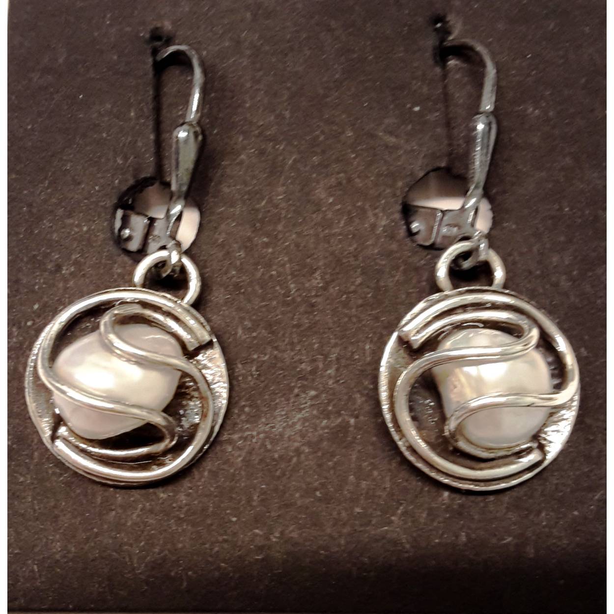 Buttner Schmuck handgemaakte sieraden vervaardigd in een klein atelier uit de Harz, zilveren oorhangers met zoetwater parel.