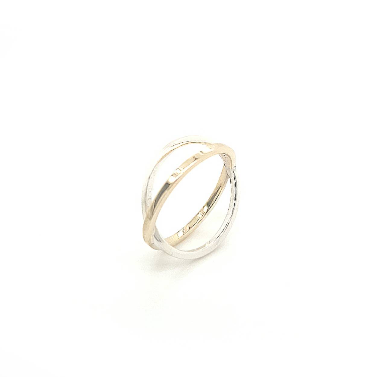 Sierlijke verfijnde draden laten deze ontwerpen voor zichzelf spreken. Met een letterlijke twist zijn deze sieraden goed draagbaar en makkelijk te combineren. Een energieke wikkel van sierlijkheid die jou laat stralen. Elk sieraad wordt met de hand gemaakt in ons eigen atelier en ontstaat spontaan op gevoel. Jouw Twist is dus altijd uniek.

Deze ring is te bestellen in maat 54/17

De ring kan op elke gewenste maat gemaakt worden. Echter na aanpassing van de ringmaat beschouwen we de ring als maatwerk. Mocht je twijfelen over de maat neem dan gerust contact op.

Maak een afspraak en kom deze ring passen! Of bestel haar gelijk, dan sturen we deze mooi verpakt naar je toe.