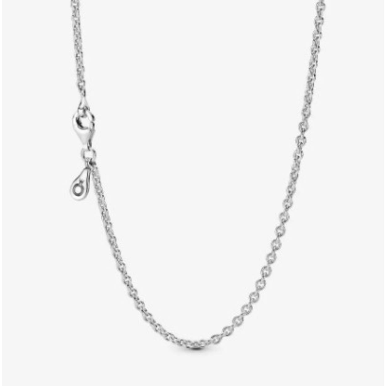Creëer een look die uniek is voor jou en gebruik deze klassieke halsketting als startpunt. Deze veelzijdige halsketting is gemaakt van sterlingzilver, een van onze drie kenmerkende metalen. Hij is minimaal gedetailleerd met een Pandora-logo en karabijnsluiting. Je kunt het simpel houden, er een statement mee maken of spelen met texturen en formaat. Voeg je eigen selectie van hangers of bedels toe en verstel de lengte (2 verschillende lengtes) zodat hij perfect valt voor jou.