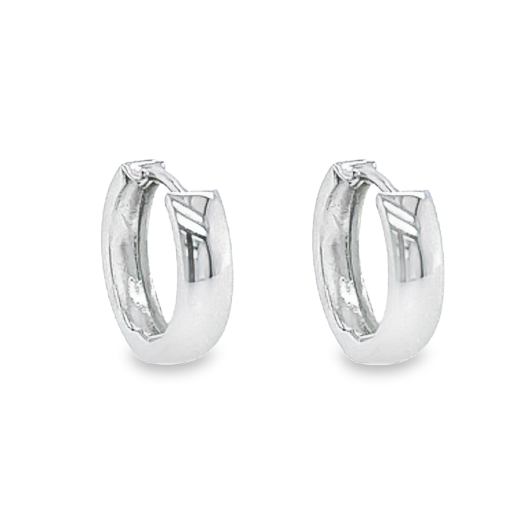 Deze 14-karaats witgouden oorringen zijn volledig glad gepolijst en is hiermee een echte klassieker onder de sieraden. Deze oorringen zijn perfect voor iemand wie houdt van witgoud.