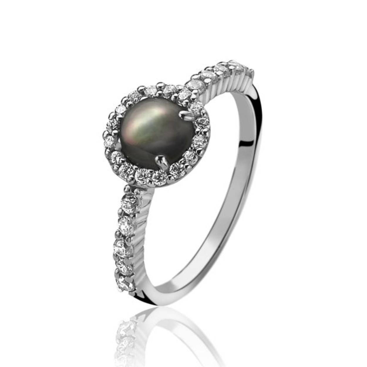 ZINZI zilveren ring met cabouchon zwarte middensteen en bezet met witte zirconia's. De ring is vervaardigd van eerste gehalte zilver (925) en met extra rodiumlaag voor mooie glans.
