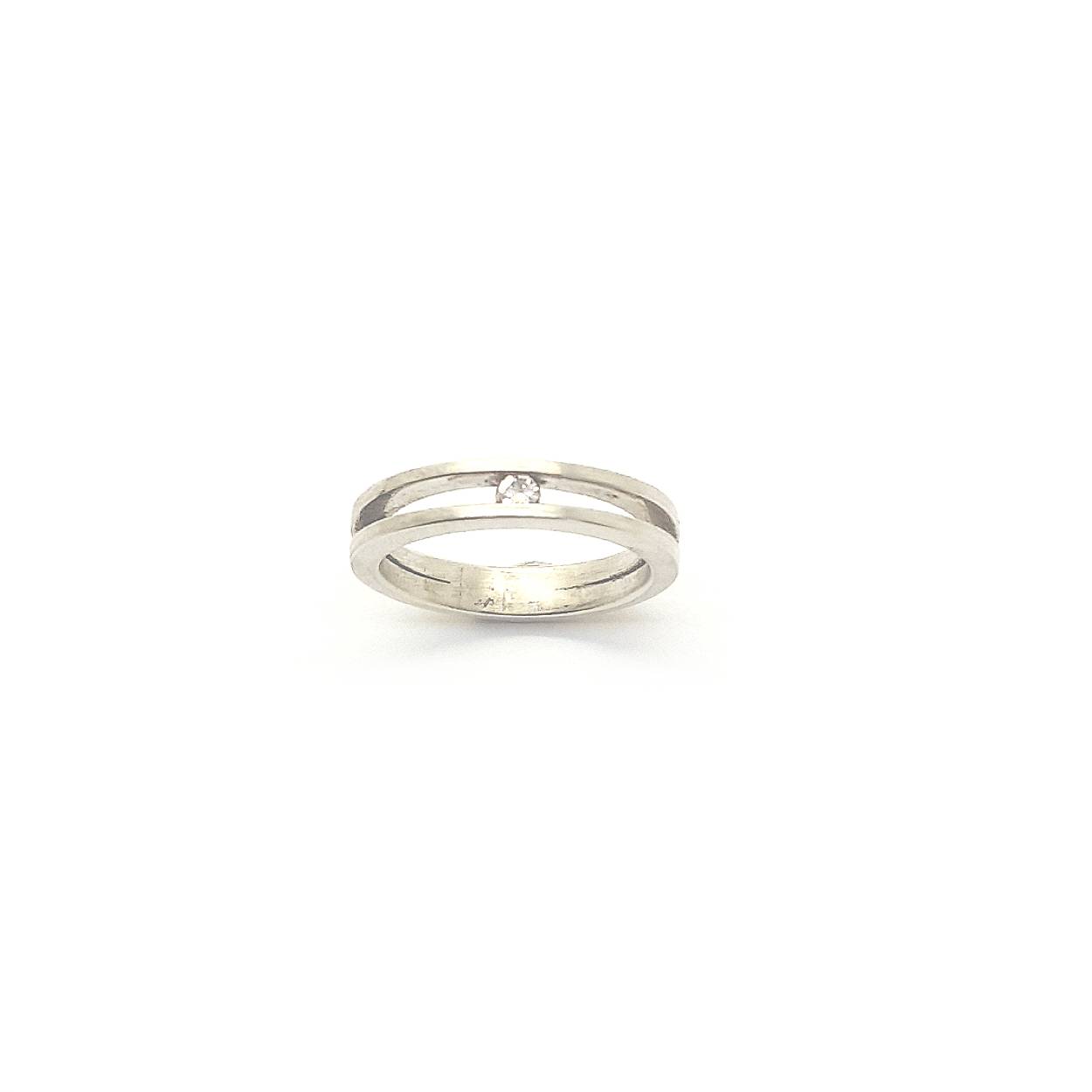 Stijlvolle en klassieke dubbele ring met een schitterende zirkonia die geklemd tussen de twee ringen zit.

Maak een afspraak en kom deze sierlijke ring eens passen! Of bestel haar gelijk, dan sturen we deze mooi verpakt naar je toe.
