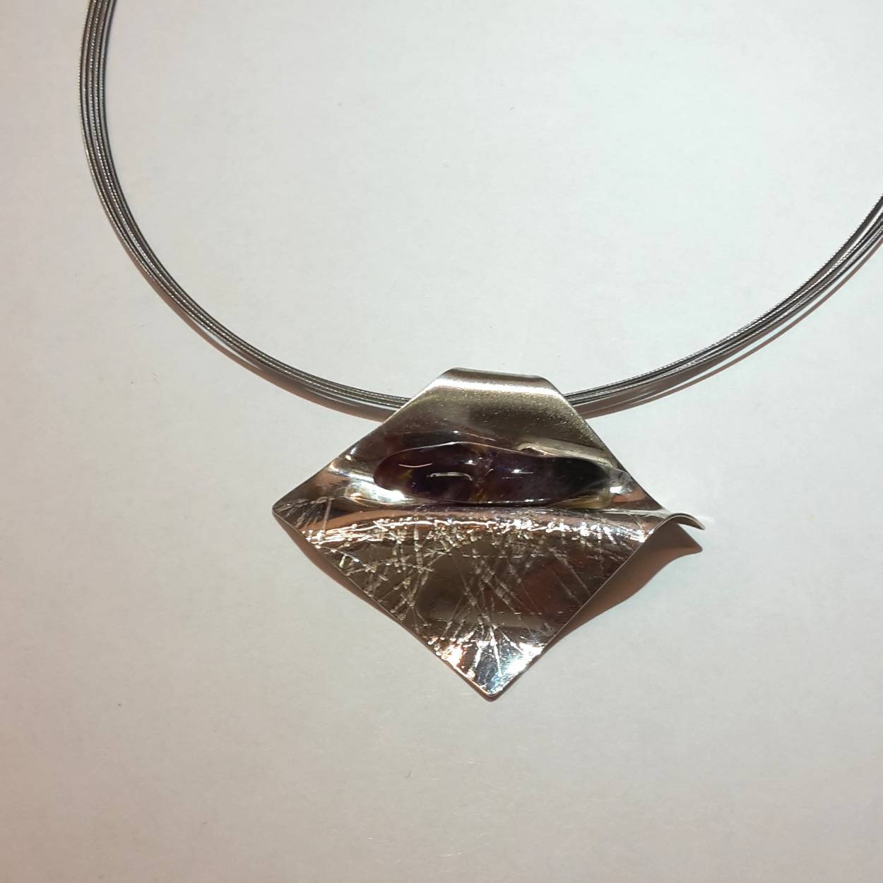 Buttner Schmuck handgemaakte sieraden vervaardigd in een klein atelier uit de Harz, zilver hanger met Auraliet en met staaldraad
