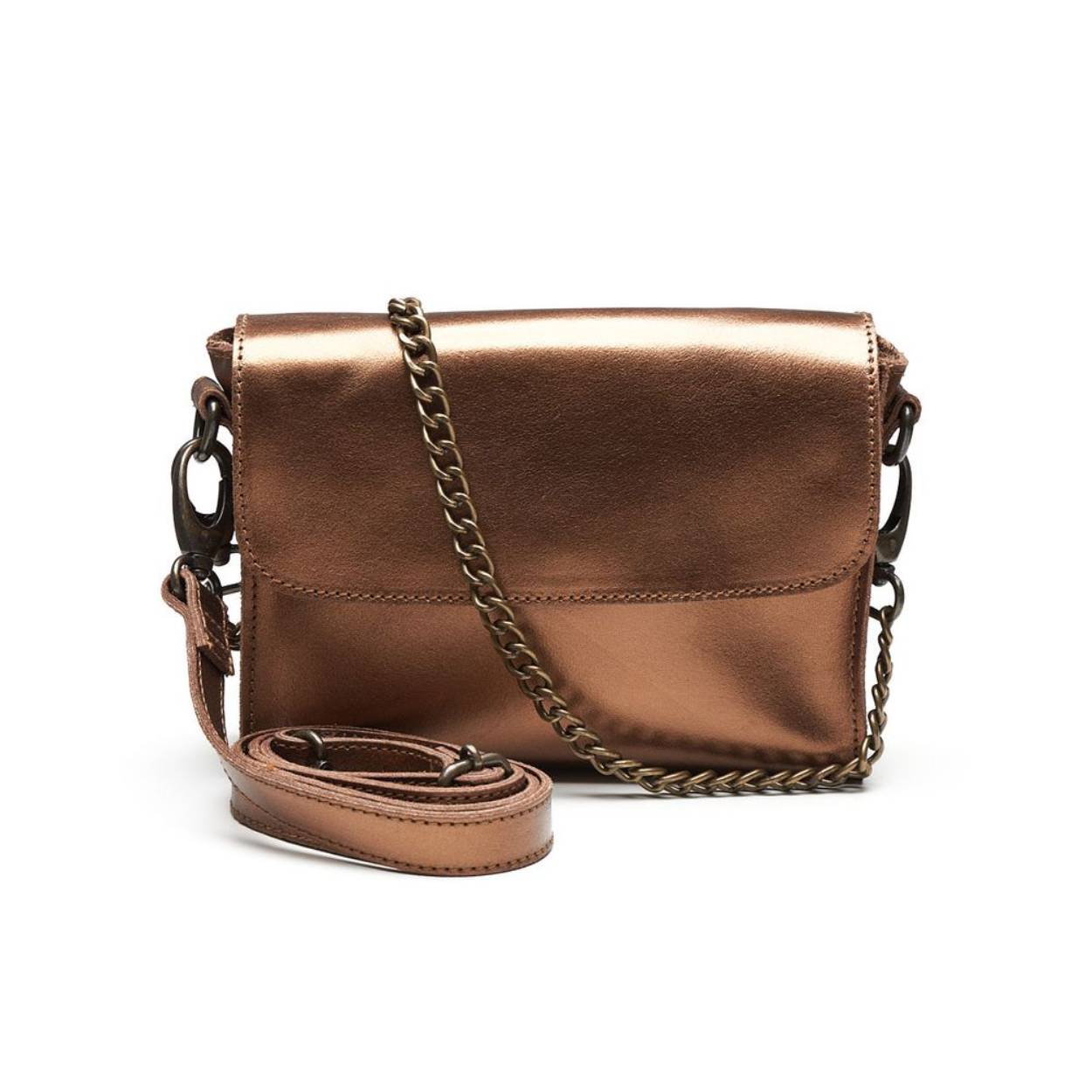 Mooi medium formaat Chabo bag in opvallend metallic of kleur met een overslag klep en een kort ketting hengsel. De Rebel is een ruim, medium formaat tas en is afsluitbaar d.m.v. een rits en de klep heeft een magneetsluiting. Aan de binnenzijde heeft deze Rebel nog een extra insteek zijvak. Deze tas wordt geleverd met een lange verstelbare, afneembare crossover band en een korte schouder ketting.
21x17x7
