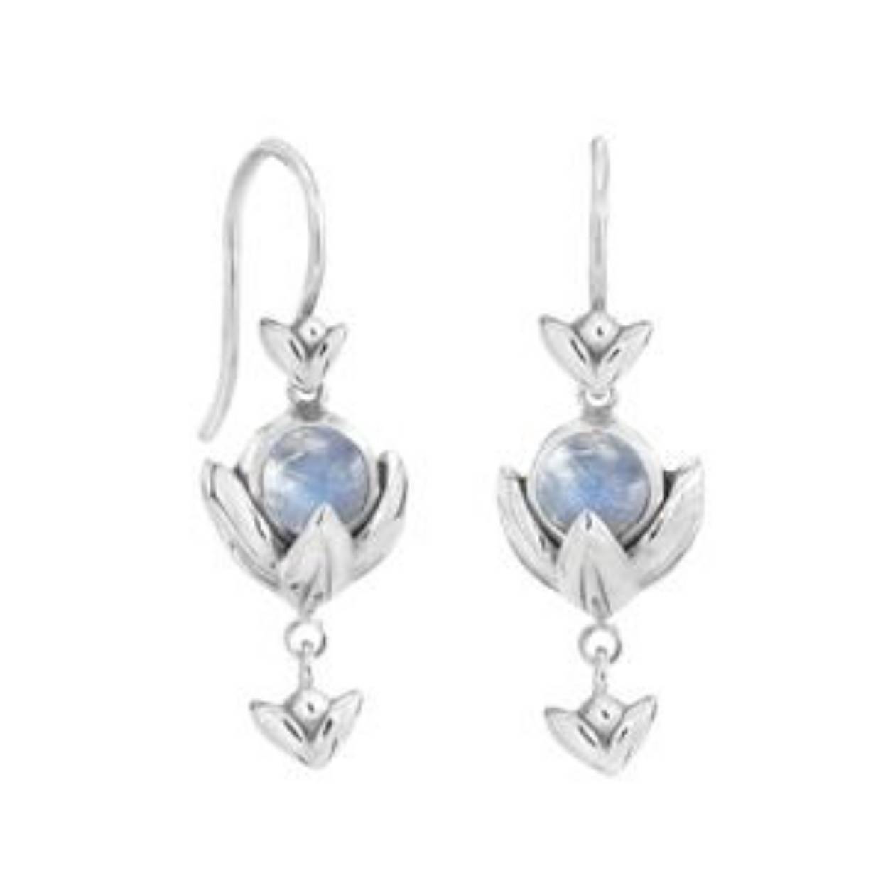 Deze sterling zilveren oorbellen hebben elk een prachtige 5 mm maansteen.