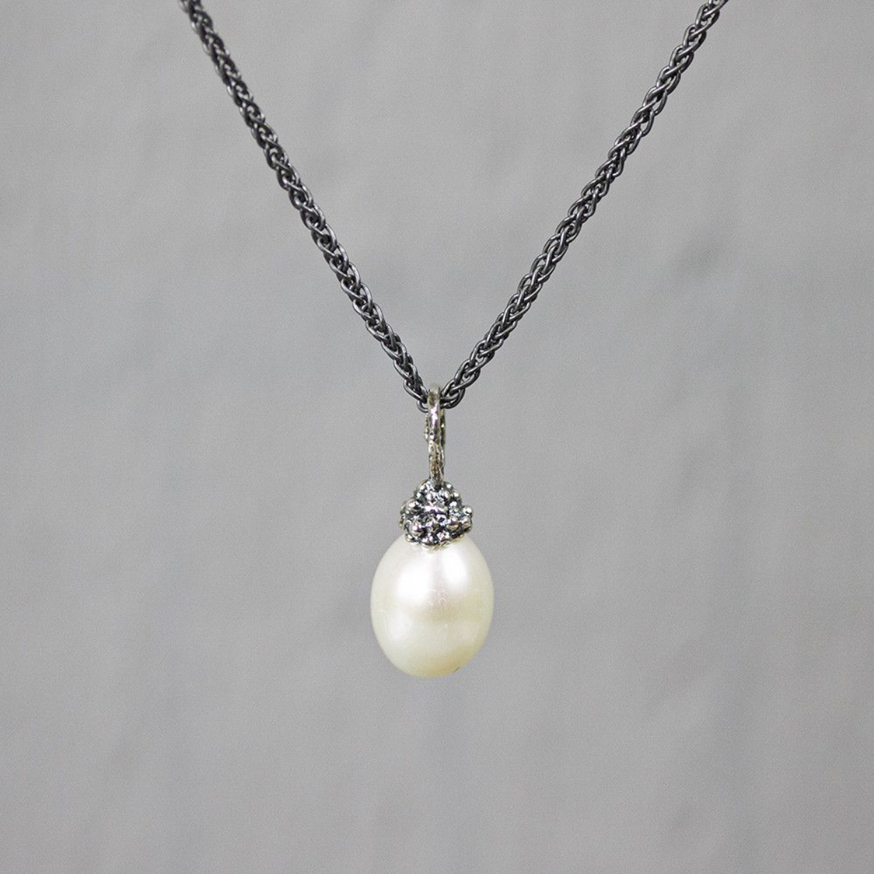 Hanger gemaakt van 925 sterling zilver met een ovale zoetwaterparel. 
De hanger is exclusief collier