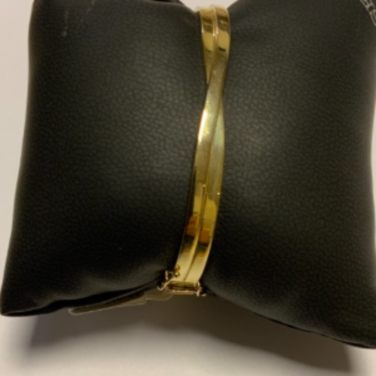 Goud bangle armband met scharnier en 2x vh8. 2 banen welke elkaar kruisen aan de bovenkant. Doorsnede; 61 mm, van 3 tot 6 mm breed. 