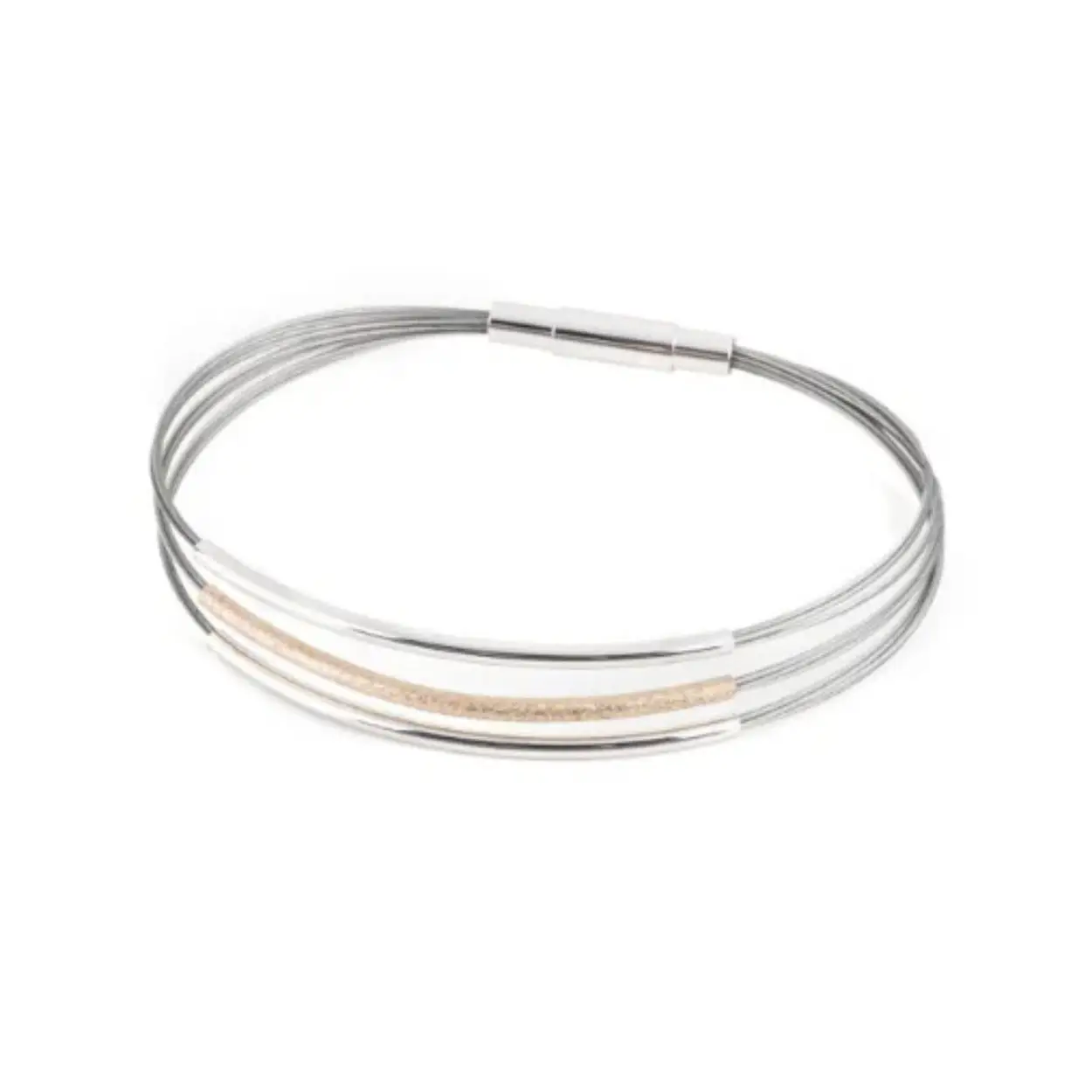 Yo Design armband Move Gold T1089.

Prachtig, trendy en strak armband van 19cm van fijne stalen draden met zilveren en goudkleurige matte buisjes en een zilveren magneetsluiting. 